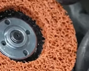 Коралловый круг с керамикой для шлифовки металла.
