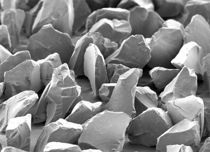 Обычное керамическое зерно под микроскопом