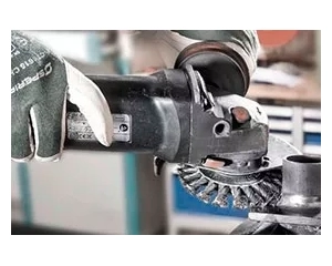 Обработка нержавейки при помощи технических щеток Lessmann. Обработка нержавейки при помощи технических щеток Lessmann.